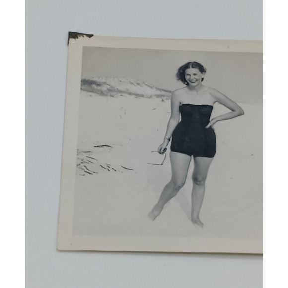 Pretty Woman Posing in One Piece Swimsuit 1951 at Panama Beach Florida 1950s - Picture 3 of 5